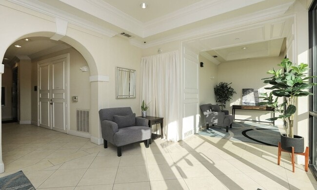 Foto del edificio - Top-Floor 1-Bedroom Condo in the Heart of Upper Kirby!