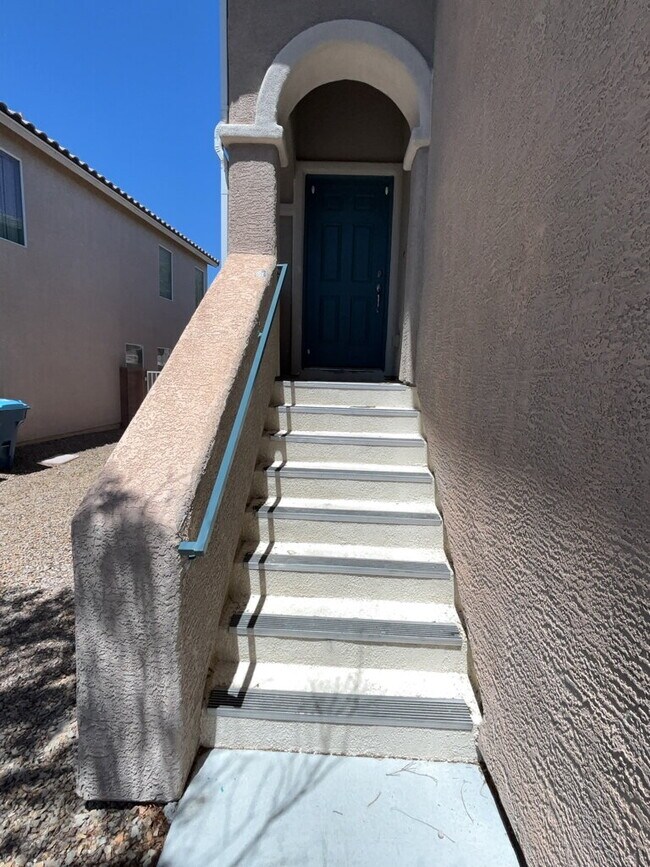 Building Photo - Don't miss out on the amazing views this h...