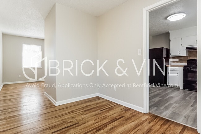 Building Photo - 624 Old Pine Rd