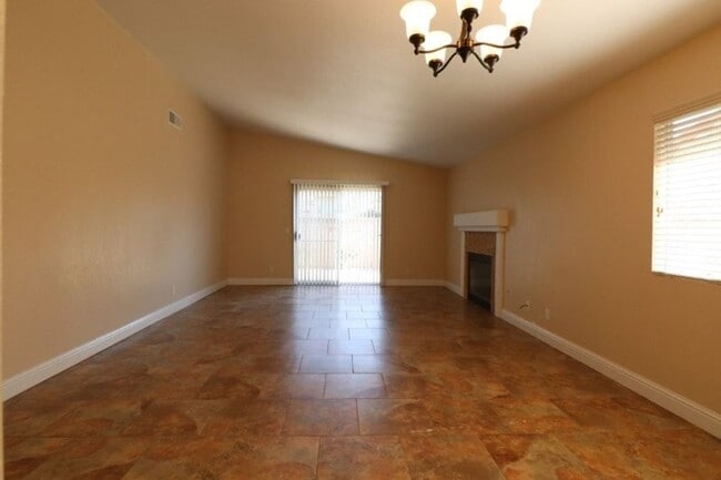 Foto del edificio - Great Three Bedroom Home