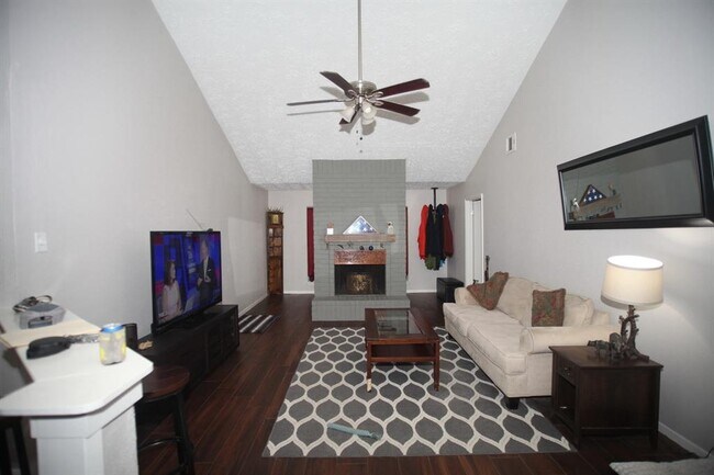 Foto del edificio - 22619 Braken Carter Ln