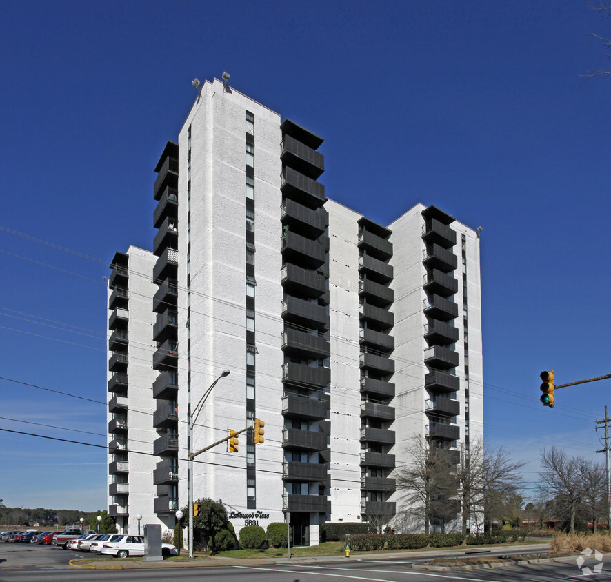 Foto del edificio - Lakewood Plaza Apts