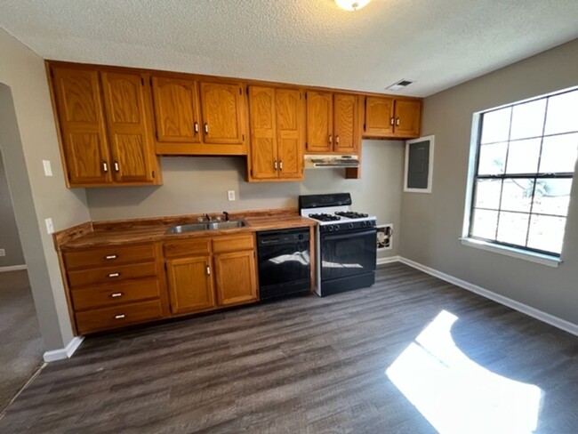 Building Photo - Renovated 2 Bedroom 1 Bath Duplex for Rent!