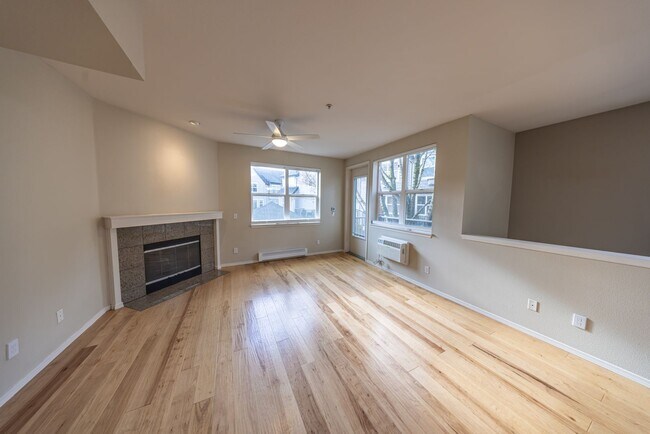 Building Photo - Townhome-Style Condo at Columbia Shores - 3 Bedroom