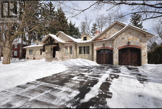 Photo du bâtiment - 225 Forestwood Dr