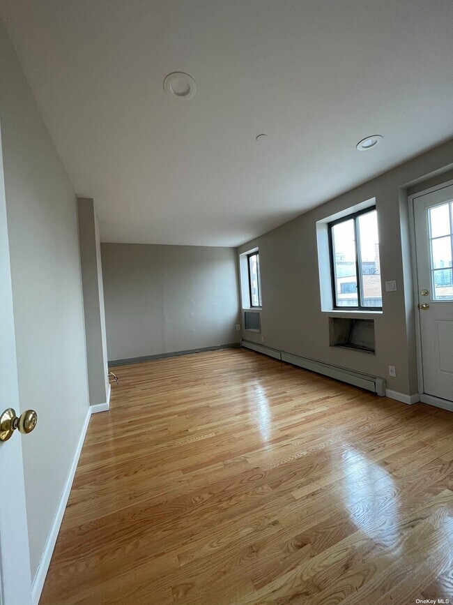 Building Photo - 132-25 Pople Ave