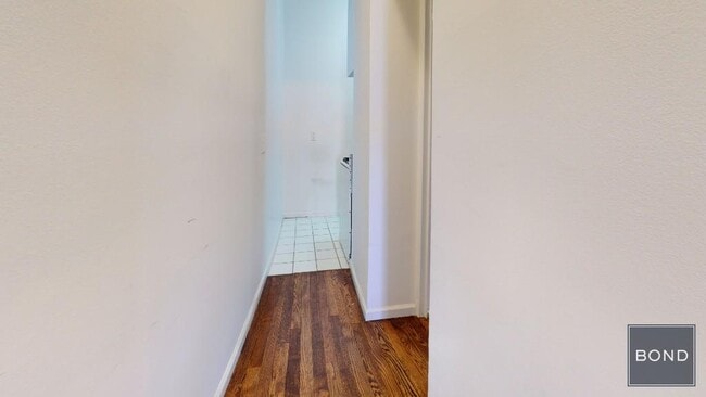 Building Photo - 214 E 85th St