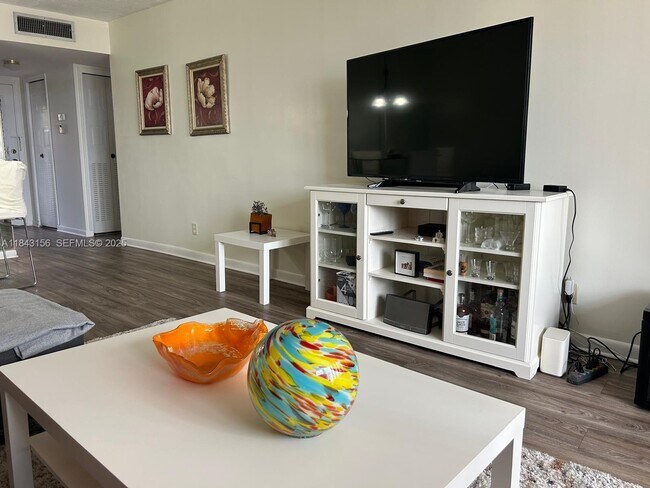 Foto del edificio - 2851 Somerset Dr