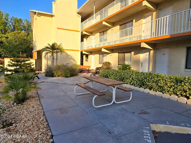 Building Photo - 633 S Palmetto Ave