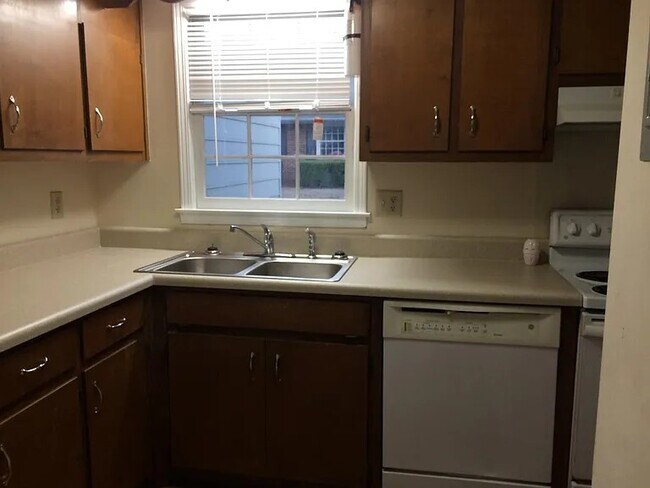 Building Photo - 2220 Kings Gate Cir