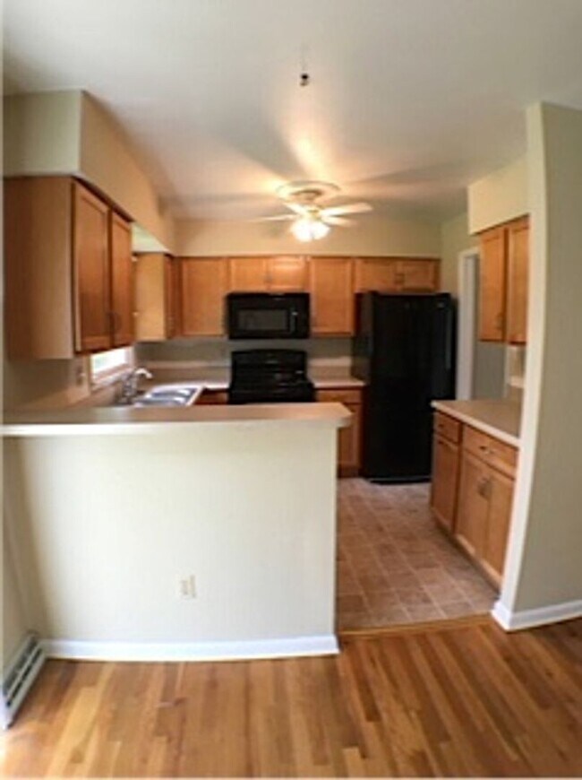 Foto del edificio - Three Bedroom Home with Fenced Yard
