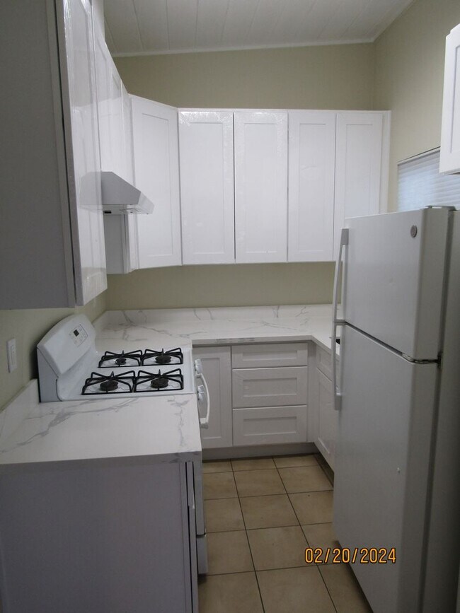Building Photo - Fully Remodeled 1 bedroom 1 bath with Bonu...