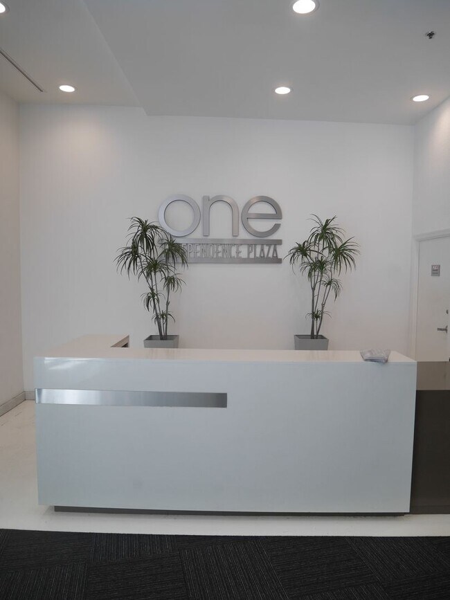Foto del edificio - Modern 1-Bedroom Condo in One Independence...