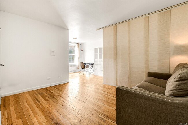 Foto del edificio - 67-30 Clyde St