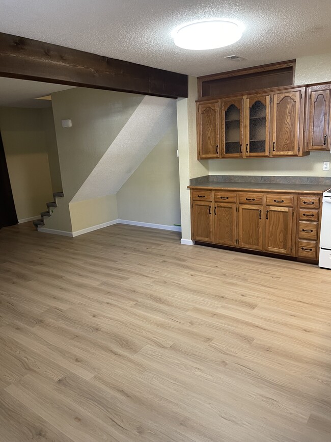 Living room / Kitchen - 217 SW Pinetree Ln