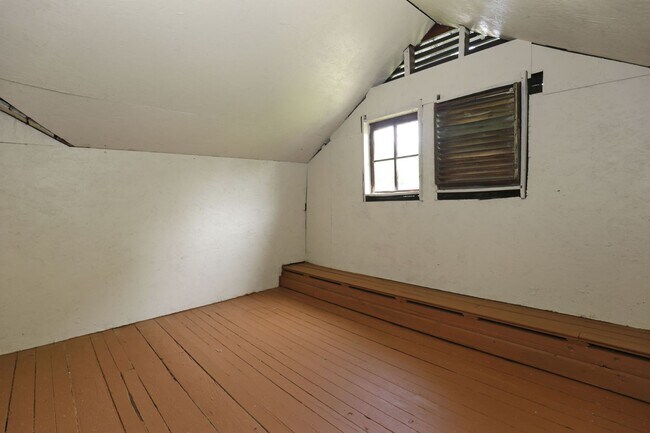 Foto del edificio - Spacious 4-Bedroom Home with Modern Upgrad...