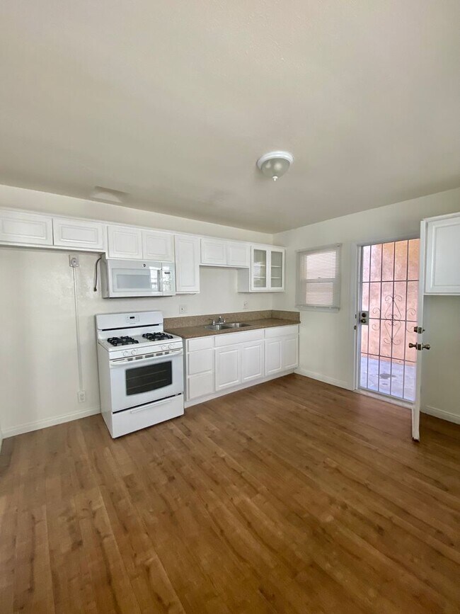 Foto del edificio - 2 Bed 1 Bath Freestanding Front House for Rent!