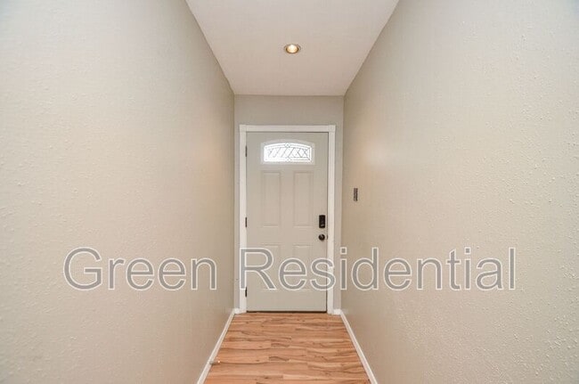 Building Photo - 2110 Wood River Rd