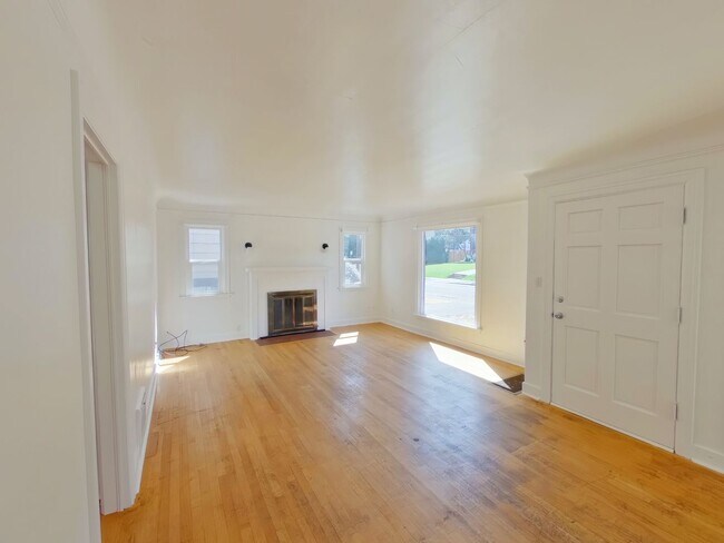 Foto del edificio - Large 3 Story Remodeled Home