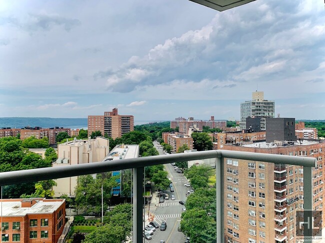 Foto del edificio - HENRY HUDSON PKWY W