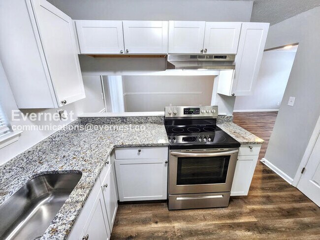 Building Photo - 3 Bed/1.5 Bath Home with Fenced Yard & Garage / Pet-Friendly