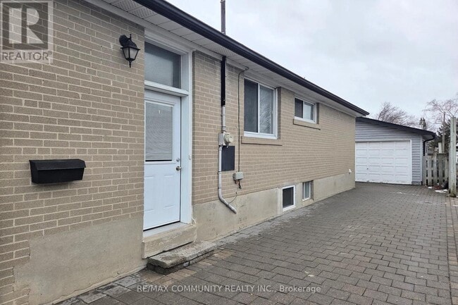 Building Photo - 315 Rossland Rd W