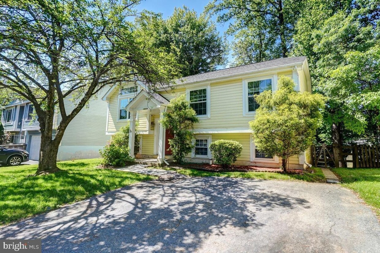Lovely split foyer with separate lower lev... - Lovely split foyer with separate lower lev...
