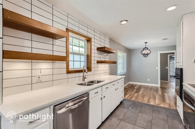 Building Photo - 2913 Brookview Drive