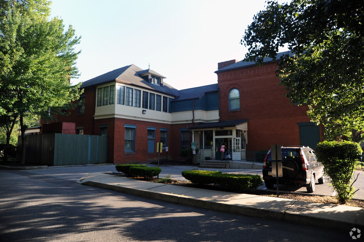 252 W College Ave - Green Oaks Apartments