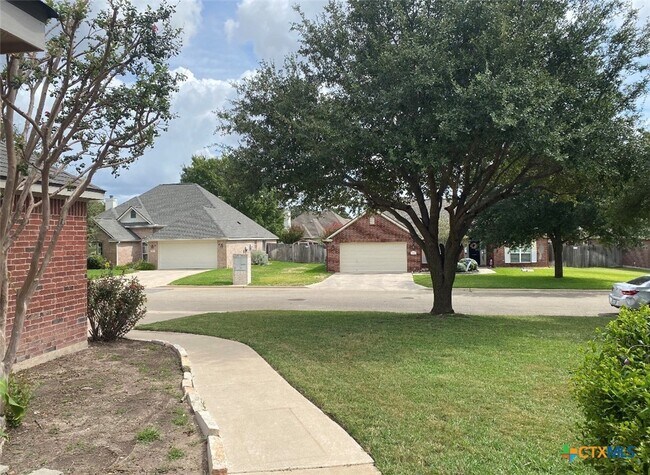 Foto del edificio - 5704 Meadow Wood Dr
