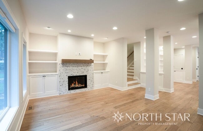 Building Photo - Newer Duplex in the Heart of Lake Oswego.