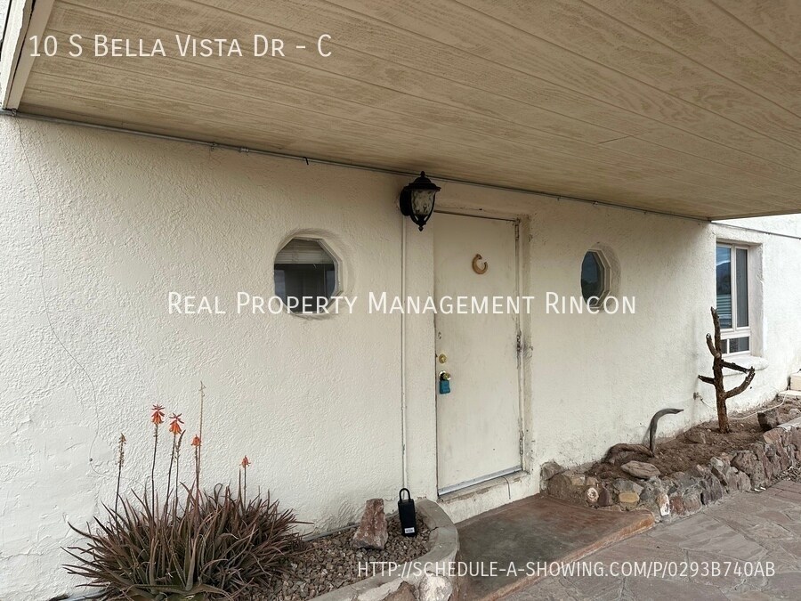 Primary Photo - 2 Bedroom Mountainside Beauty!!