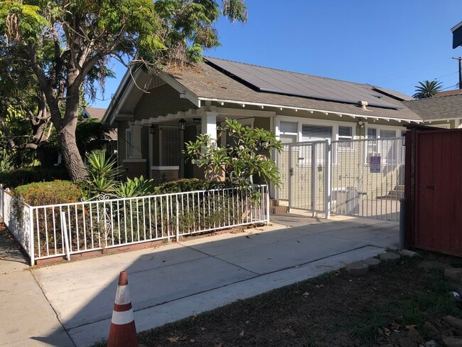 Puerta junto a la casa, entrada al estacionamiento. - 766 Temple Ave