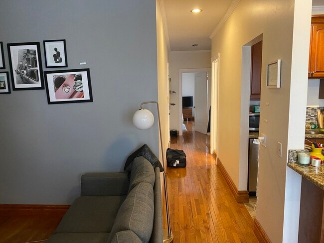 Building Photo - 1044 W Bryn Mawr Ave