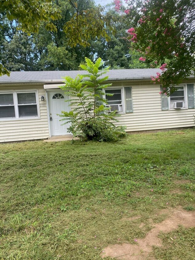 Building Photo - 3 Bedroom/ 1 Bath Home in Greensboro Locat...