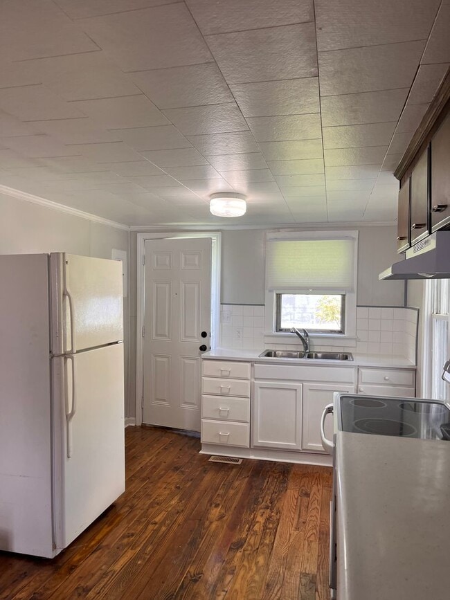 Building Photo - 2 bedroom home in Historic Downtown Walkin...