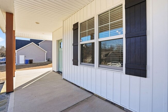 Foto del edificio - GORGEOUS 4 bedroom Single Family Home - Conveniently located to Fort Bragg