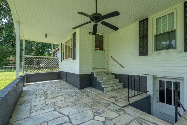 Building Photo - 3 bed and 1 bath house with fenced yard  i...