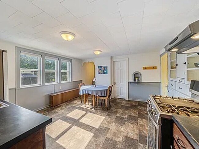 Building Photo - 2 Bed, 1 Bath Single Family Home