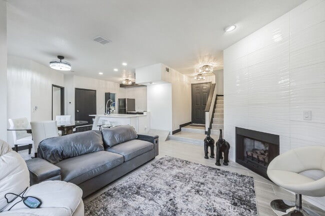 Building Photo - Beautiful Remodeled 2 Bedroom/2 Bathroom Condo is DTC!