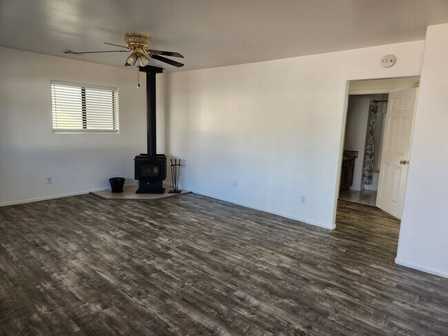 Building Photo - Adorable 2 bed / 2 Bath with large carport