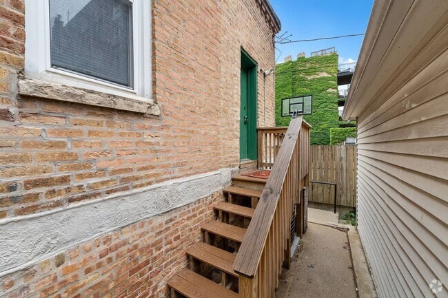 Building Photo - 330 W Evergreen Ave