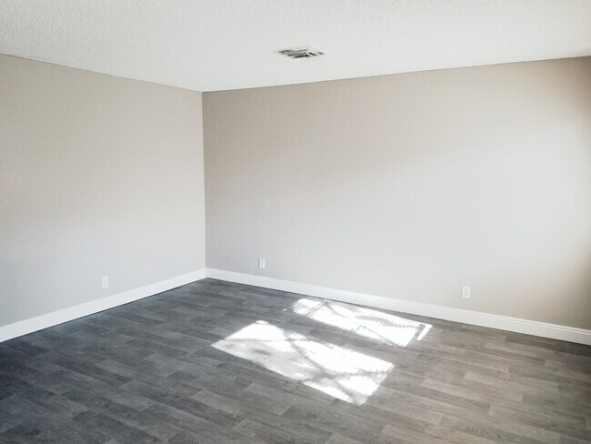 Building Photo - ST GEORGE DUPLEX
