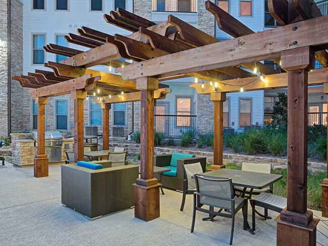 Building Photo - Grand at Stone Creek