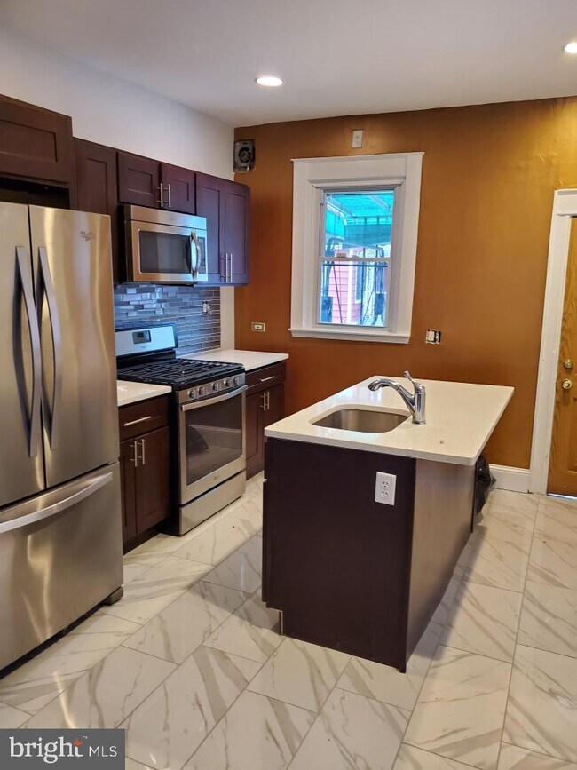 Foto del edificio - 5618 Woodbine Ave