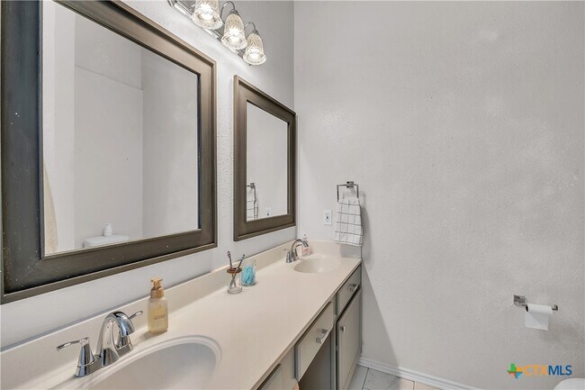 Foto del edificio - 1417 Ridgeway Dr