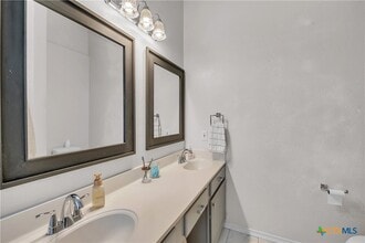 Building Photo - 1417 Ridgeway Dr
