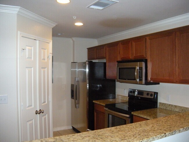 Foto del edificio - PRE-LEASE NORTH CAMPUS LUXURY 3 BEDROOM AUGUST