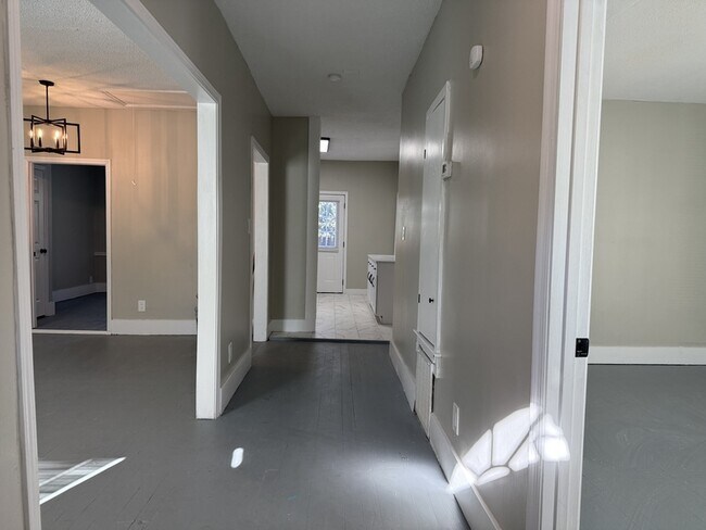 Building Photo - 728 W 39th St