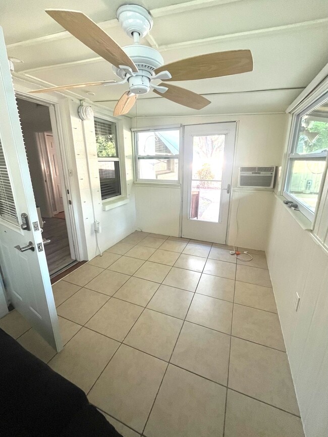 Foto del edificio - 516 Northmoor Ave N